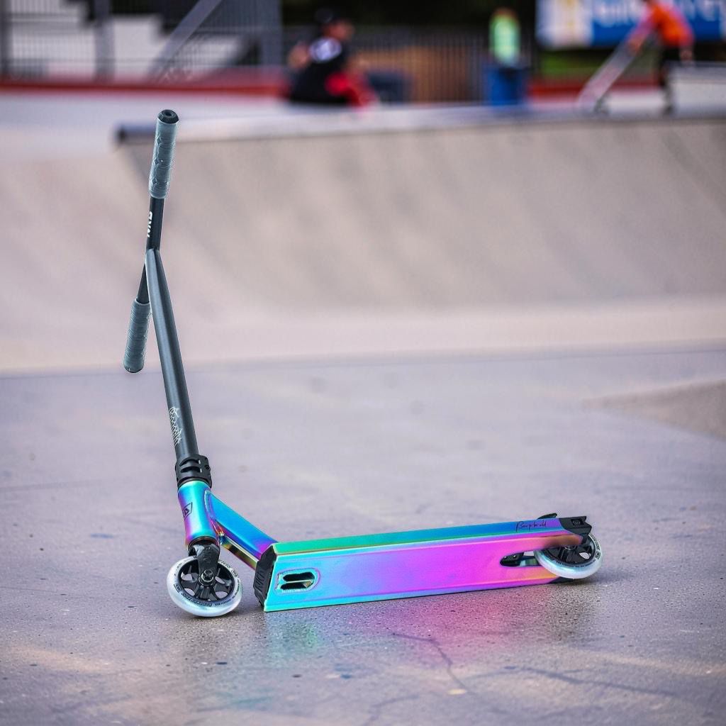 Freestyle koloběžka NKD Rally V4 Rainbow lifestyle 3